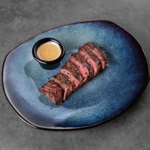 Фланк стейкс перечным соусом
